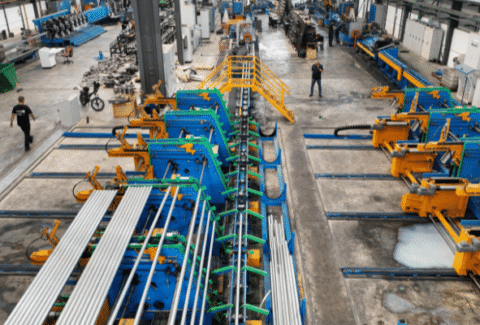 Nowoczesna hala produkcyjna z linią technologiczną, ilustracja do artykułu o języku angielskim w przemyśle.