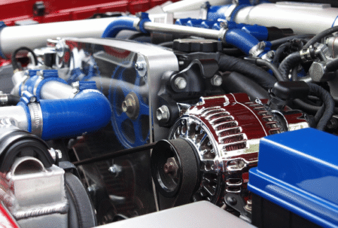 Precyzyjnie zmontowany silnik samochodowy, którego lśniące części zostały zatwierdzone w procesie PPAP (Production Part Approval Process), symbolizując wysoką jakość i skuteczną komunikację z klientem.